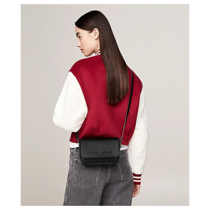 borsa_a_tracolla_essentia_4.webp BORSA A TRACOLLA ESSENTIAL CON PATTA E LOGO TOMMY JEANS- Accessori