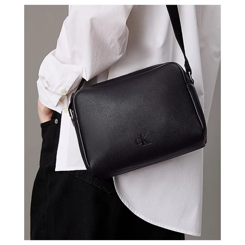 borsa_a_tracolla_in_ecope_10.webp BORSA A TRACOLLA IN ECOPELLE MARTELLATA CALVIN KLEIN- Accessori