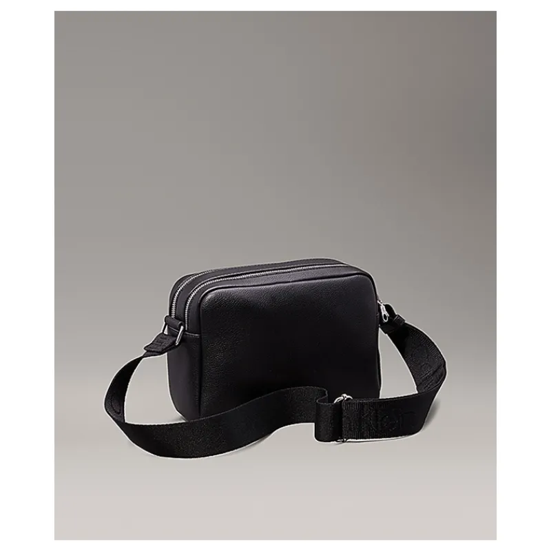 borsa_a_tracolla_in_ecope_11.webp BORSA A TRACOLLA IN ECOPELLE MARTELLATA CALVIN KLEIN- Accessori