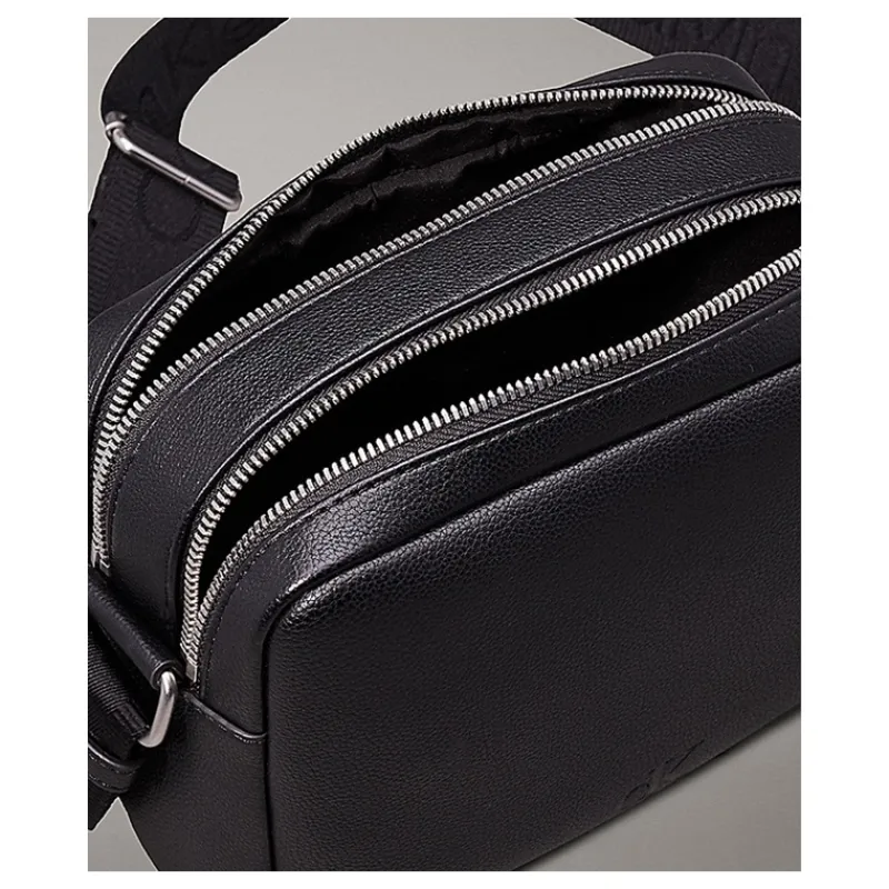 borsa_a_tracolla_in_ecope_12.webp BORSA A TRACOLLA IN ECOPELLE MARTELLATA CALVIN KLEIN- Accessori
