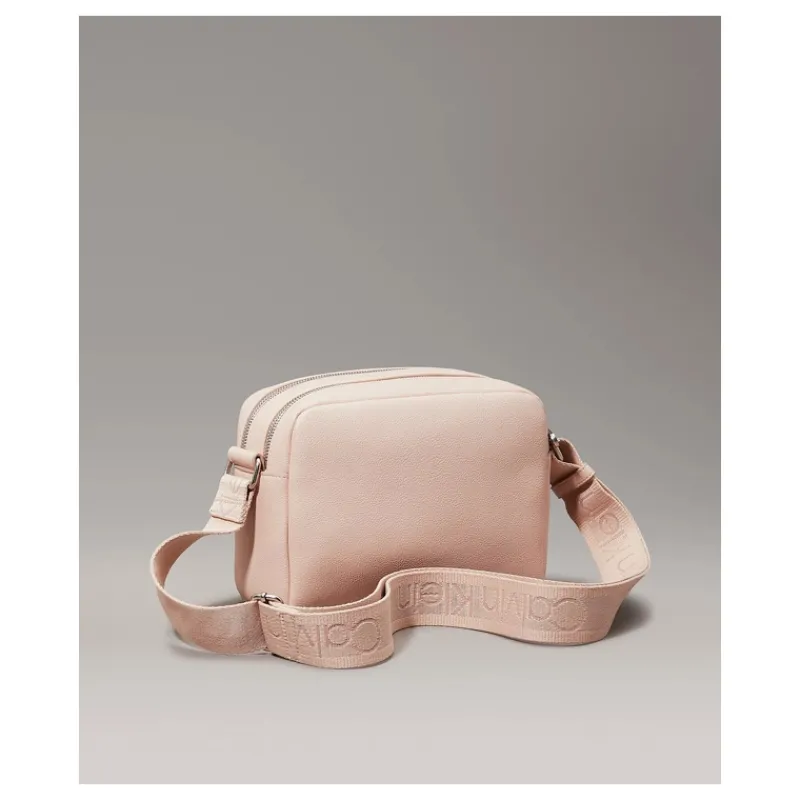 borsa_a_tracolla_in_ecope_2.webp BORSA A TRACOLLA IN ECOPELLE MARTELLATA CALVIN KLEIN- Accessori