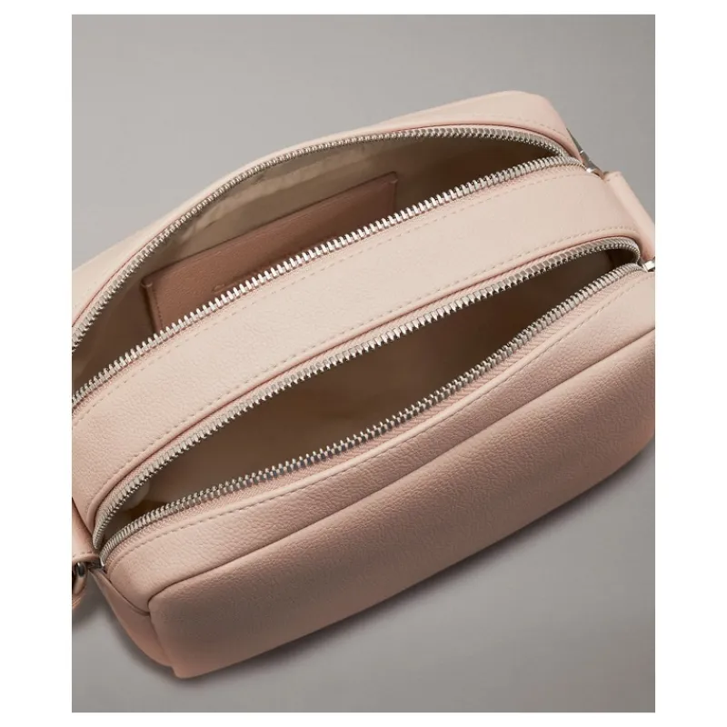 borsa_a_tracolla_in_ecope_4.webp BORSA A TRACOLLA IN ECOPELLE MARTELLATA CALVIN KLEIN- Accessori