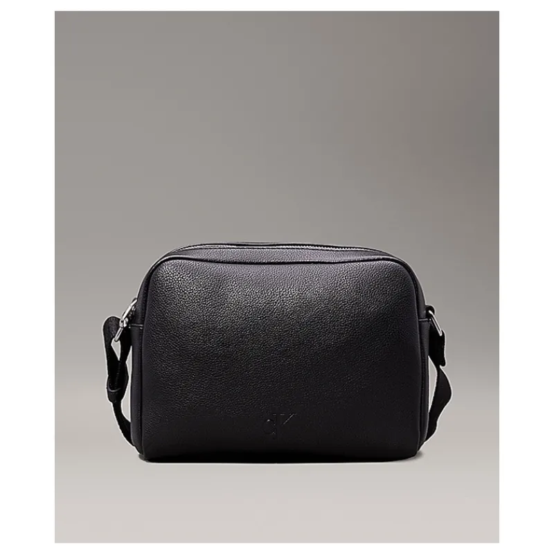 borsa_a_tracolla_in_ecope_9.webp BORSA A TRACOLLA IN ECOPELLE MARTELLATA CALVIN KLEIN- Accessori