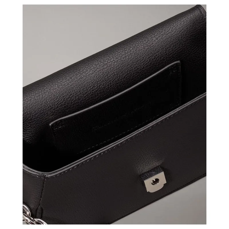 borsetta_con_catena_calvi_5.webp BORSETTA CON CATENA CALVIN KLEIN- Accessori