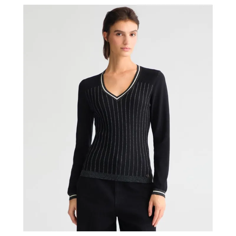 MAGLIA NERA CON SCOLLO A V LIU°JO- Maglieria