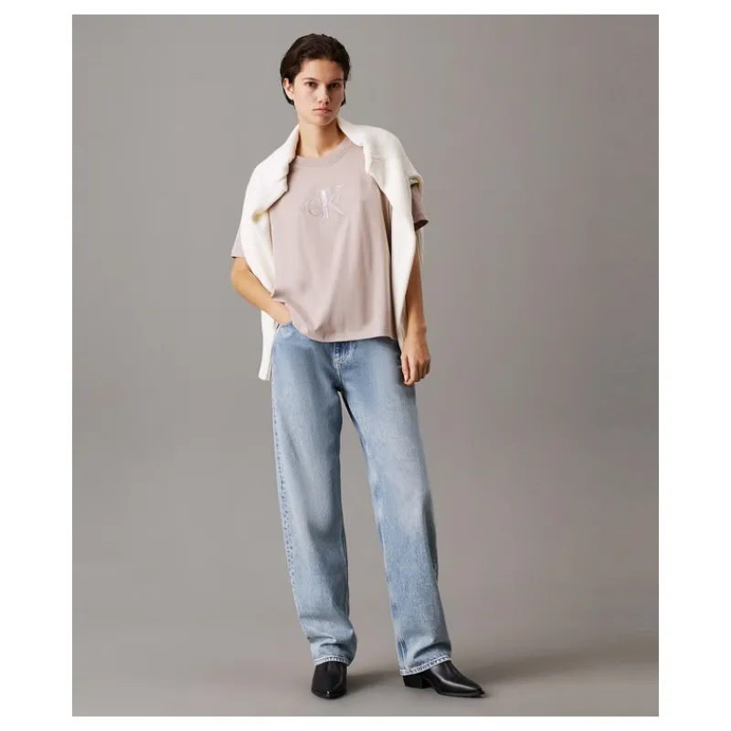 tshirt_con_monogramma_dal_3.webp T-SHIRT CON MONOGRAMMA DAL TAGLIO RELAXED CALVIN KLEIN- T-shirt & Top